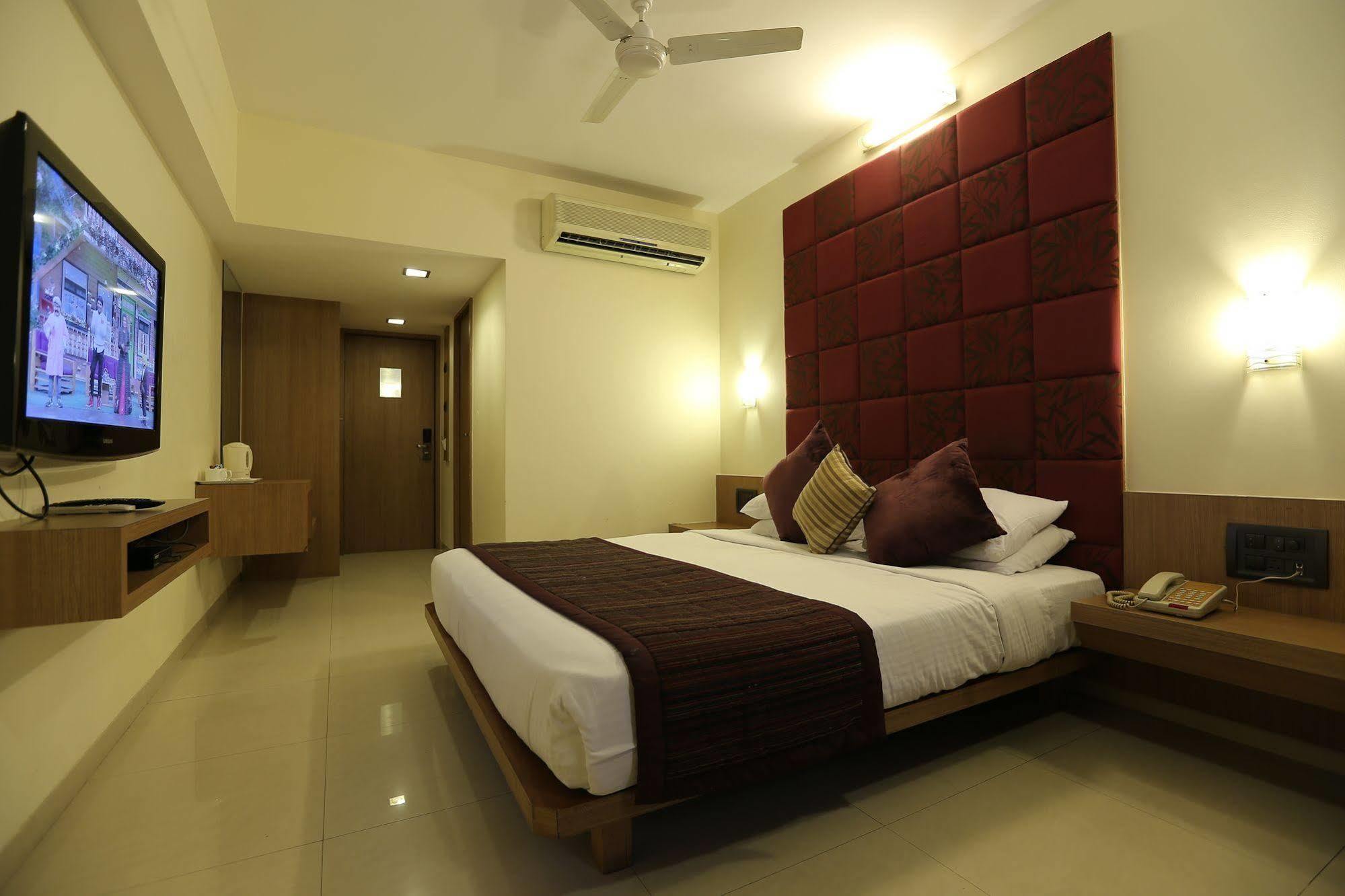 Hotel Silver Inn Mumbai Exteriör bild