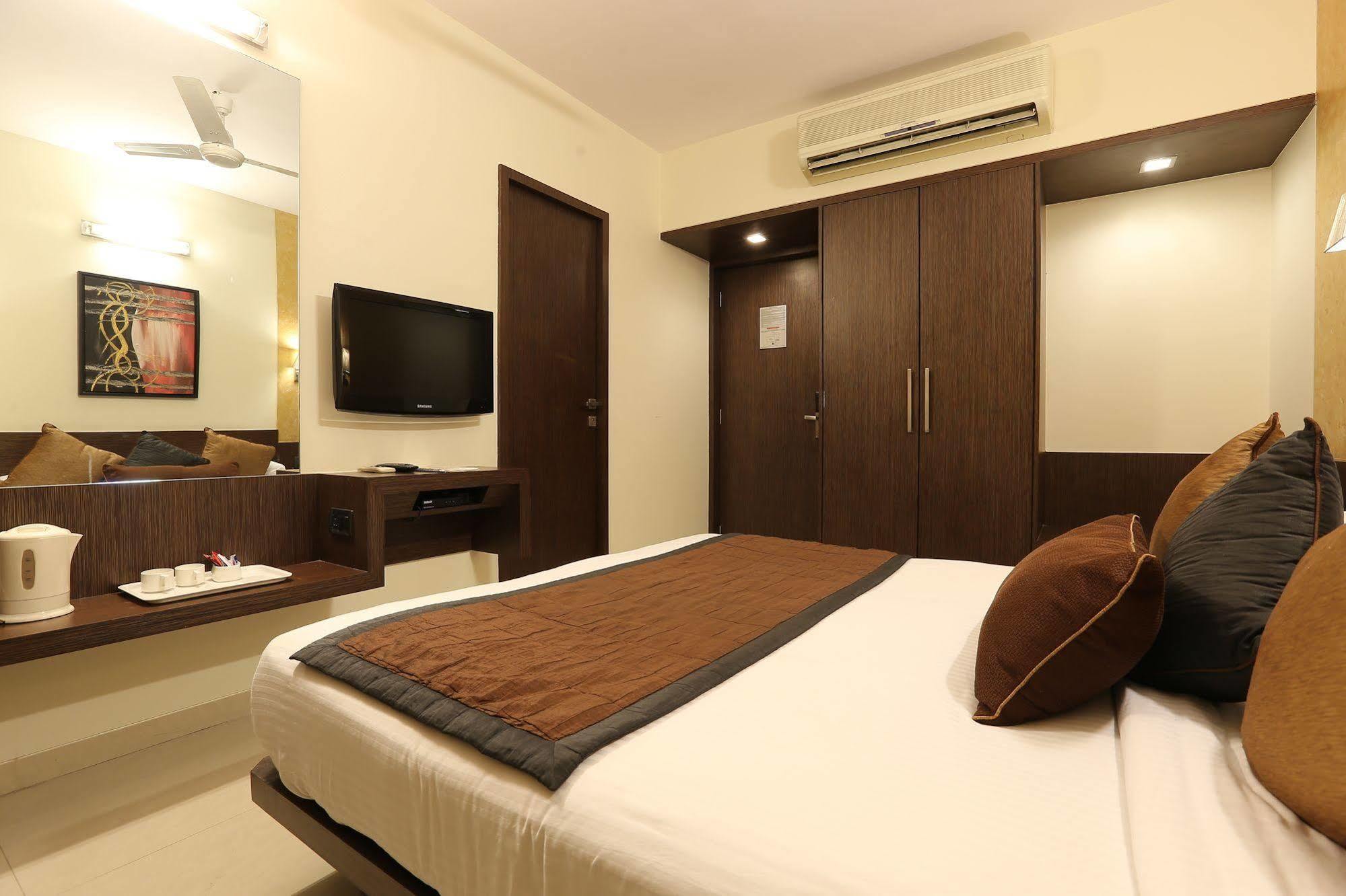 Hotel Silver Inn Mumbai Exteriör bild